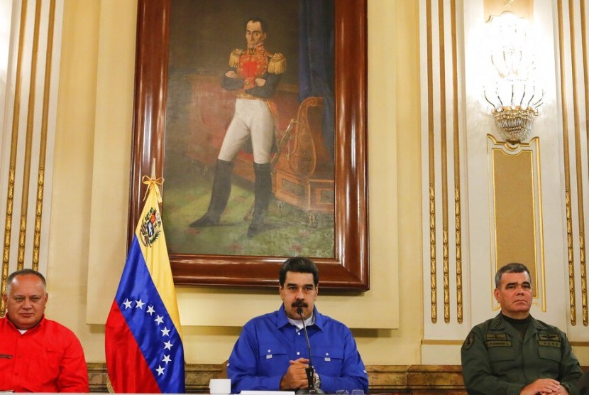 Presiden Venezuela Nicolas Maduro (tengah) menyampaikan pidato nasional bersama Kepala Majelis Konstituensi Nasional Diosdado Cabello (kiri) dan Menteri Pertahanan Vladimir Padrino setelah upaya kudeta di Istana Kepresiden Miraflores di Caracas, Venezuela, Selasa (30/4).