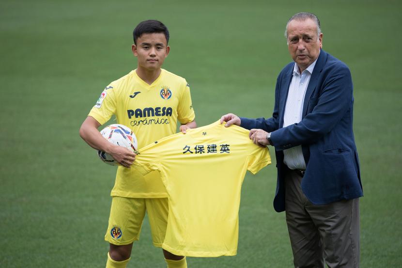 Presiden Villarreal Fernando Roig (kanan) memperkenalkan Takefuso Kubo sebagai pemain anyar mereka.