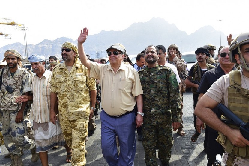 Presiden Yaman Abdrabbuh Mansour Hadi (tengah) melambaikan tangan saat dia berada di Aden, Yaman.