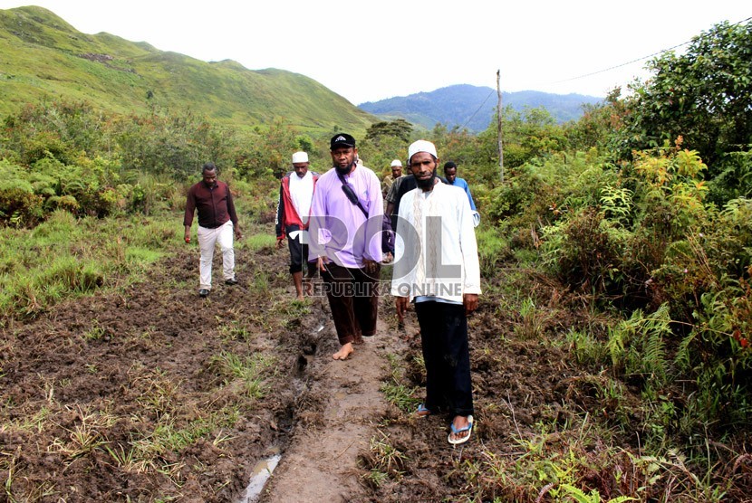 Presiden Yayasan Al Fatih Kaffah Nusantara (AFKN), Ustaz Fadhlan Gharamatan meninjau lokasi pelaksanaan Program Bantuan Pipanisasi 4 KM di Kampung Jagara, Distrik Walesi, Wamena, Papua, Sabtu Kemarin. 