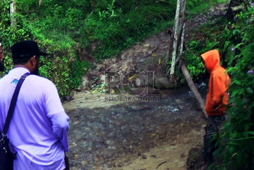 Presiden Yayasan Al Fatih Kaffah Nusantara (AFKN), Ustaz Fadhlan Gharamatan meninjau lokasi pelaksanaan Program Bantuan Pipanisasi 4 KM di Kampung Jagara, Distrik Walesi, Wamena, Papua, Sabtu Kemarin. 