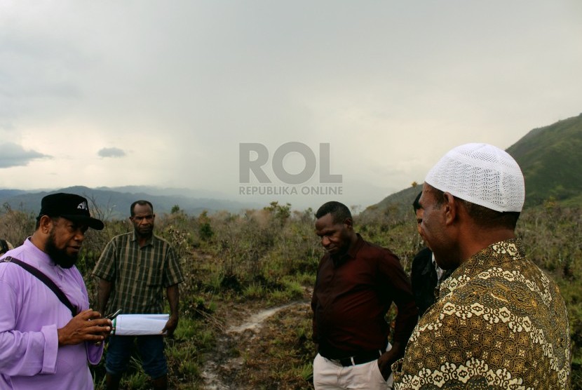 Presiden Yayasan Al Fatih Kaffah Nusantara (AFKN), Ustaz Fadhlan Gharamatan meninjau lokasi pelaksanaan Program Bantuan Pipanisasi 4 KM di Kampung Jagara, Distrik Walesi, Wamena, Papua, Sabtu Kemarin. 