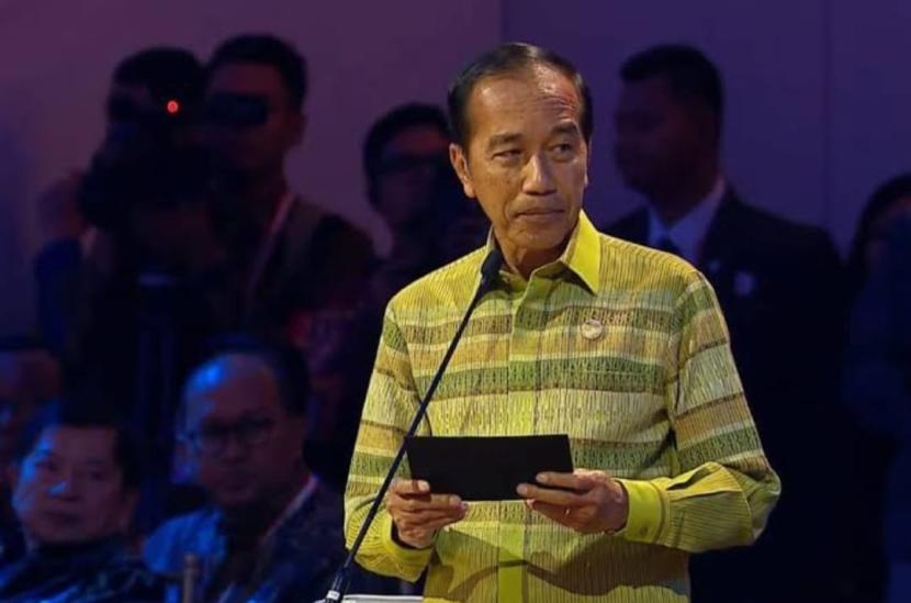 Pihak Istana membantah Presiden Jokowi cawe-cawe dalam kisruh perebutan ketua umum Kadin.