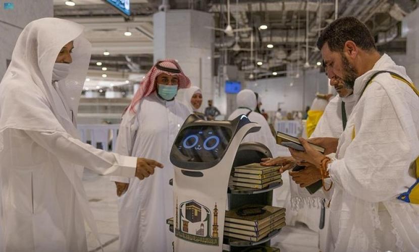 Presidensi Umum untuk Urusan Dua Masjid Suci melaporkan sebuah robot membagikan salinan Alquran kepada jamaah haji yang melakukan ibadah haji terakhir mereka sebelum meninggalkan Makkah.