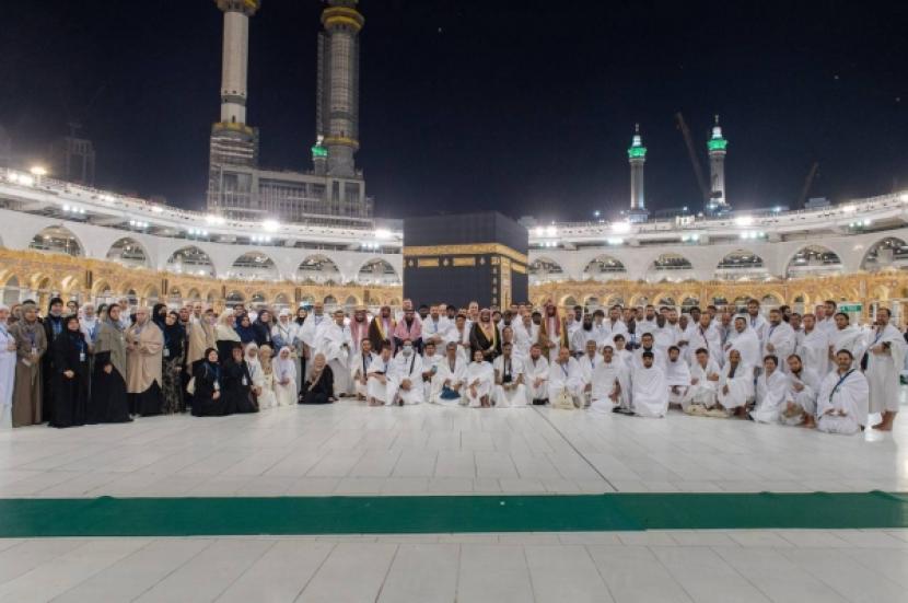 Presidensi Umum Urusan Dua Masjid Suci di Arab Saudi menerima 100 orang mualaf yang datang dari seluruh dunia untuk mengunjungi Masjidil Haram dan Masjid Nabawi serta fasilitas presidensi. Arab Saudi Terima Kunjungan Umroh 100 Mualaf 