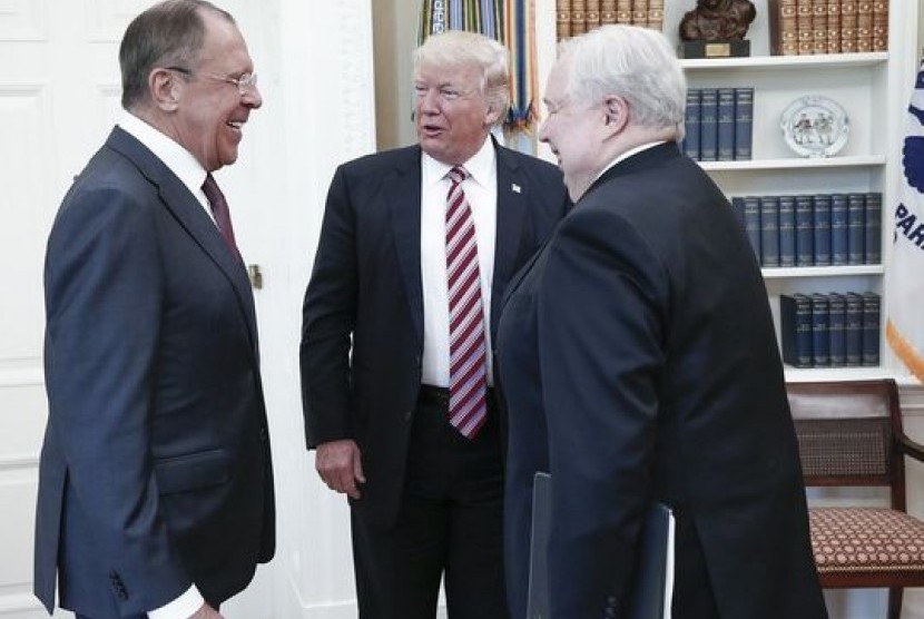 President AS Donald Trump (tengah) berbicara dengan Menteri Luar Negeri Rusia Sergey Lavrov (kiri) dan Duta Besar Rusia Sergey Kislyak di Gedung Putih, 10 Mei 2017.