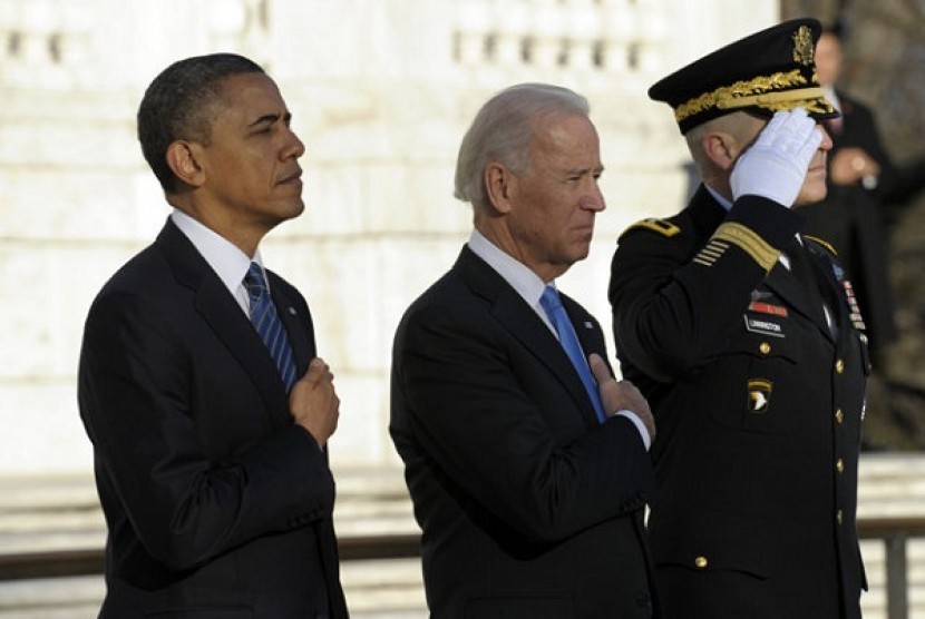 President Barack Obama and Vice President Joe Biden, accompanied by Maj. Gen. Michael S. Linnington, Commander of the US Army Military District of Washington, listen to Taps after placing a wreath at the Tomb of the Unknowns at Arlington National Cemetery 