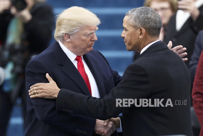 Barack Obama menyambut Presiden Terpilih Donald Trump saat inaugurasinya di Capitol Hill, Washington.