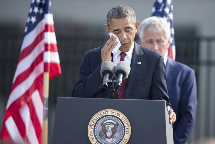 President Barack Obama wipes his face as he speaks during a 9/11 rememberance ceremony at the Pentagon, Wednesday, Septer 11, 2013.