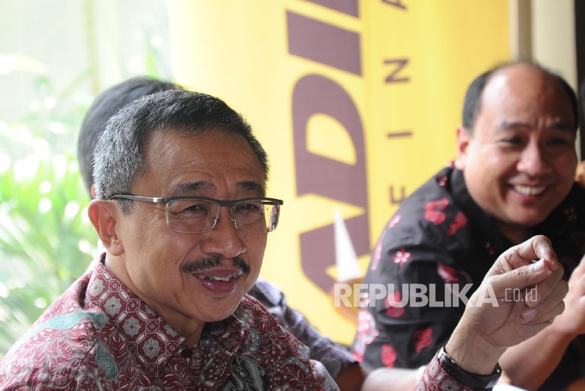 President Director Adira Finance Willy Suwandi Dharma (kiri) berbicara saat paparan kinerja di Jakarta, Kamis (2\3)