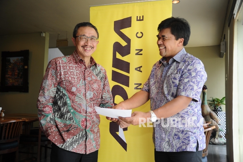 President Director Adira Finance Willy Suwandi Dharma (kiri), Dir Keuangan dan Kepatuhan Adira Finance I Dewa Made Susila berbincang saat akan paparan kinerja di Jakarta, Kamis (2\3)