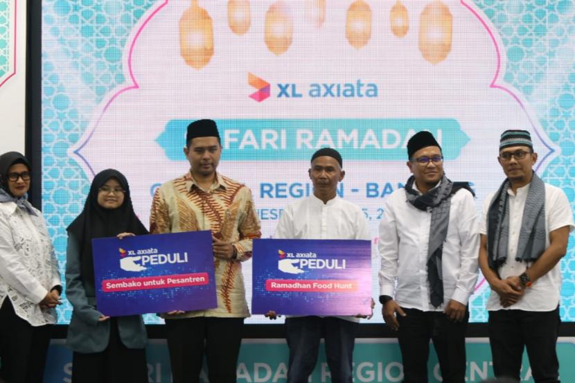 President Director & CEO XL Axiata, Dian Siswarini memberikan bantuan pada Perwakilan Pesantren PPTQ (Pondok Pesantren Tahfidz Al Quran) Assalaam Jawa Barat.