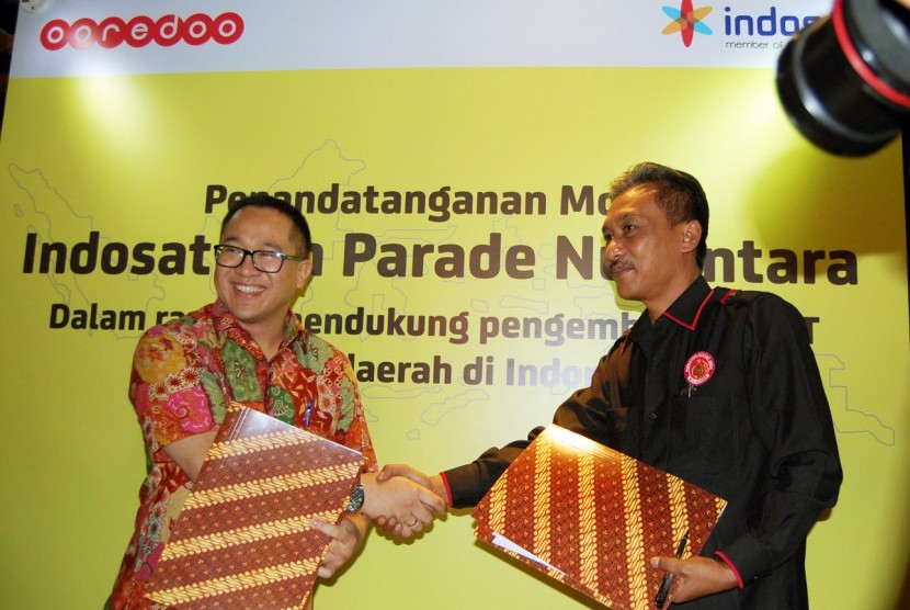 President Director  dan CEO PT Indosat, Tbk  Alexander Rusli dan Ketua Umum Parade Nusantara Sudir Santoso di Jakarta, Rabu (30/9).