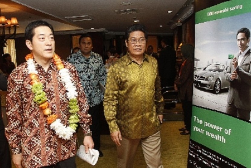 President Director of BNI Gatot M Suwondo (left) accopanies Governor of Ehime Perfecture, Tokihiro Nakamura in Jakarta, on April 10.  