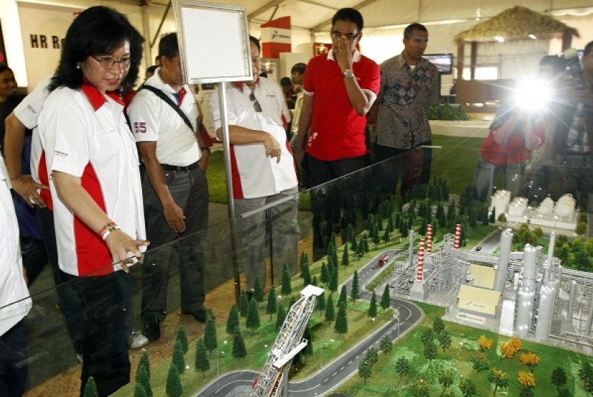 President Director of Pertamina, Karen Agustiawan (left) attend an exhibition of Pertamina Days to celebrate 55 year anniversary of the state owned company in Senayan, Jakarta, last weekend. (file photo)  