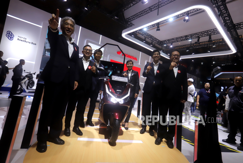 President Director PT Astra Honda Motor (AHM) Susumu Mitsuishi (dari kiri), Director Octavianus Dwi Putro, Director Toyohiro Haba, Director Rita Prajitno, Director Naoki Kajino, dan Executive Vice President Director Thomas Wijaya berfoto di dekat motor Honda PCX 160 pada pameran pameran otomotif Indonesia International Motor Show (IIMS) 2025 di JIExpo Kemayoran, Jakarta, Kamis (13/2/2025). PT Astra Honda Motor (AHM) menampilkan New Honda PCX 160, dua konsep motor listrik terbaru, EV Fun Concept, EV Urban Concept, dan jajaran motor lainnya sebagai bagian dari upaya perusahaan dalam mendukung era mobilitas yang lebih canggih dan berkelanjutan. 