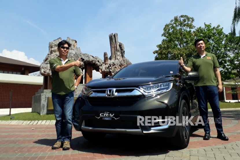  President Director PT Honda Prospect Motor (HPM) Takehiro Watanabe (kiri) bersama Marketing and After Sales Service PT HPM Jonfis Fandy, berpose di depan all new Honda CR-V Turbo sebelum dimulainya acara test drive mobil tersebut, di Malang, Jawa Timur, Rabu (19/7). 