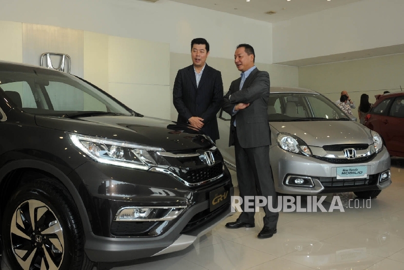 President Director PT HPM Tomoki Uchida (kanan) bebincang dengan Marketing & Aftersales Service Director PT HPM Jonfis Fandy pada acara peluncuran New Honda CR-V 2,4L Pestige dan All New Honda Mobilio di Jakarta, Selasa (19/1).
