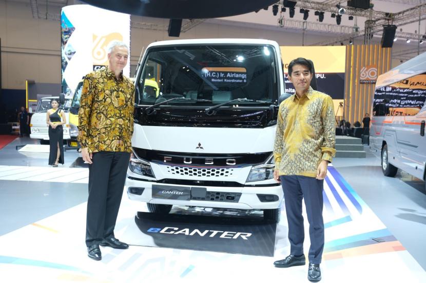 President Director PT KTB Nobukazu Tanaka (kanan) dan and CEO Fuso Truck and Bus Corporation (MFTBC) Karl Deppen berfoto di antara Next Generation eCanter yang diperkenalkan di Indonesia untuk pertama kalinya di GIIAS 2023 di ICE BSD Tangerang, Kamis (10/8/2023).