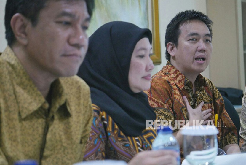 President Director PT Pharos Indonesia Janto Kusmanto (kanan) memberikan penjelasan mengenai produk suplemen yang terindikasi mengandung babi saat berkunjung ke kantor Harian Republika, Jakarta, Jumat (2/2).
