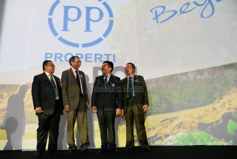 President Director PT PP Properti Tbk Galih Prahananto (2kiri) dan jajaran direksi berbicara sebelum konferensi pers Deu Diligence Meeting & Public Expose di Jakarta, Rabu (22/4). (Republika/Prayogi.)