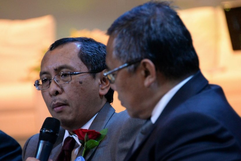 President Director PT PP Properti Tbk Galih Prahananto (kiri) berbicara saat konferensi pers Deu Diligence Meeting & Public Expose di Jakarta, Rabu (22/4). (Republika/Prayogi.)