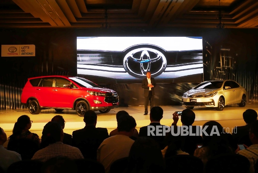 President Director PT Toyota Astra Motor (TAM) Hiroyuki Fukui, memperknalkan dua produk terbaru dari Toyota yaitu, New Corolla Altis dan Toyota New Venturer di Jakarta, Senin (16/1). 
