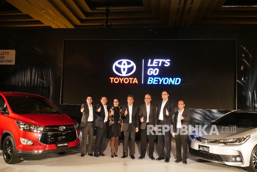President Director PT Toyota Astra Motor (TAM) Hiroyuki Fukui (tengah) bersama dengan jajaran direksi TAM berpose di depan dua produk terbaru dari Toyota yaitu, New Corolla Altis dan Toyota New Venturer di Jakarta, Senin (16/1).