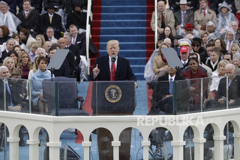 Presiden Donald Trump menyampaikan pidato usai dilantik di Capitol, Washington, Jumat, 20 Januari 2017.
