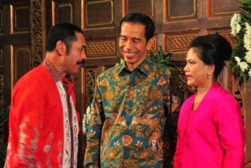 President-elect Joko Widodo (center) is seen with wife Irina (right) and Solo's Mayor FX Hadi Rudyatmo during an open house in Solo, recently. (File photo)