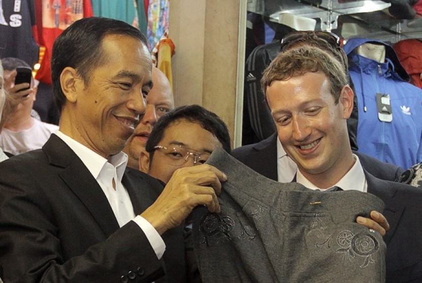 President-elect Joko Widodo (left) takes Facebook's CEO Mark Zuckerberg (left) a tour to Tanah Abang market in Jakarta on Monday, October 13.