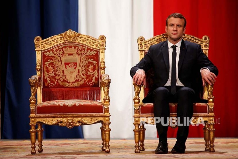 President Emmanuel Macron mendengarkan walikota Paris Mayor Anne Hidalgo dalam sebuah acara di Hotel de Ville, Paris, Senin (15/5) dini hari.