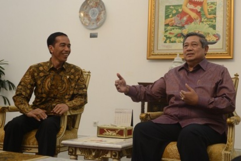 President Joko Widodo (left) meets with his predecessor who now chairing Global Green Growth Institute, Susilo Bambang Yudhoyono (kanan) at the State Palace in Jakarta, Monday, 8 November.