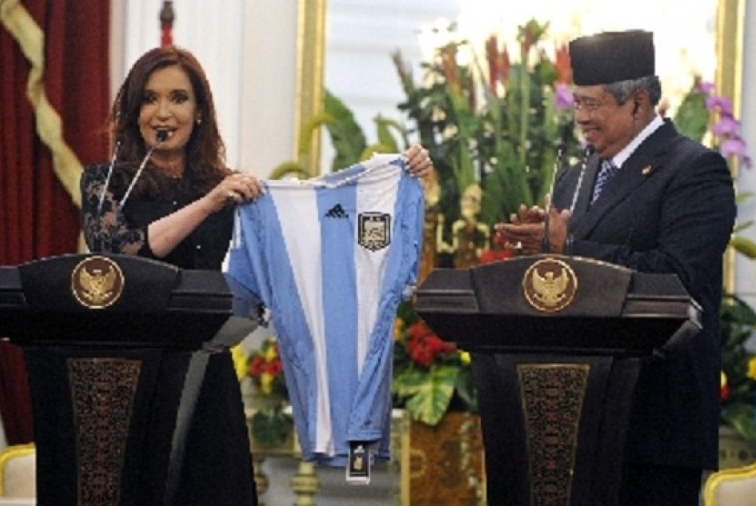 President of Argentina, Cristina Fernandez De Kirchner (left) shows a football shirt as her souvenir for Indonesian President Susilo Bambang Yudhoyono at the Presidential Palace in Jakarta on Thursday afternoon.