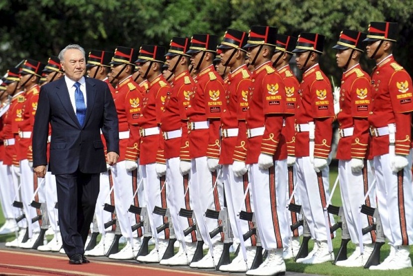 President of Kazakhstan, Nursultan Nazarbayev, inspects military forces as he arrives at Presidential Palace in Jakarta on Friday.