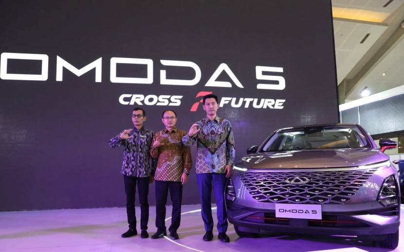 President of PT Chery Sales Indonesia Shawn Xu (tengah) saat memperkenalkan produk otomotif terbarunya Chery OMODA 5 pada ajang Indonesia International Motor Show (IIMS) 2023 di Jakarta.