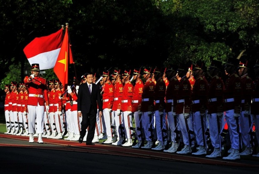 President of Vietnam, Truong Tan Sang, inspects Indonesian troops during a state visit in State Palace in Jakarta, Indonesia, on Thursday.