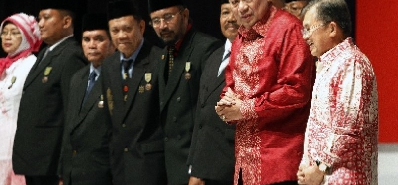 President SBY (second from right) and former vice president JK (right) appears in an award ceremony in Jakarta, at the end of last year. The pair had a 