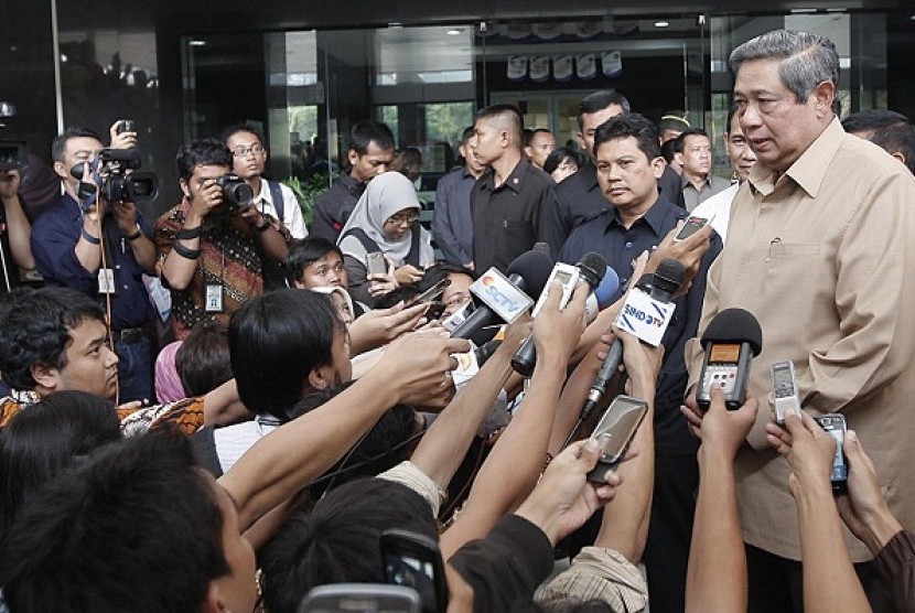 President Susilo Bambang Yudhoyono answers questions from journalist after visiting the Minister of Health, Endang Sedyaningsih, in the hospital in Jakarta on Thursday.  
