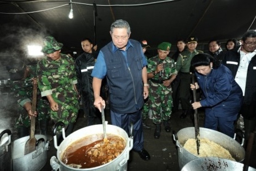 President Susilo Bambang Yudhoyono (center) and First Lady (second right) visit flood victims in Karawang, West Java, on Tuesday. 