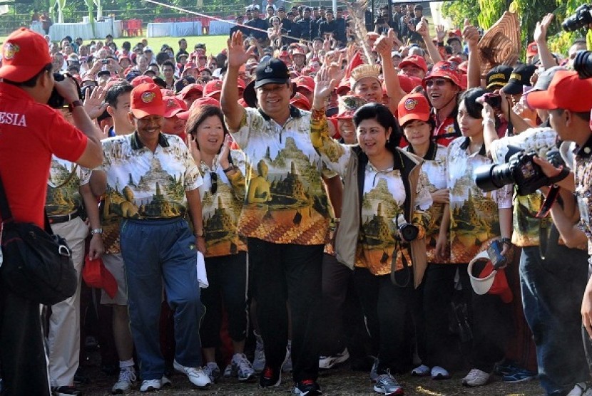 President Susilo Bambang Yudhoyono (center) and the First Lady join Borobudur International Hash House Harrier IInterhash) in Magelang, Central Java, on Saturday. 