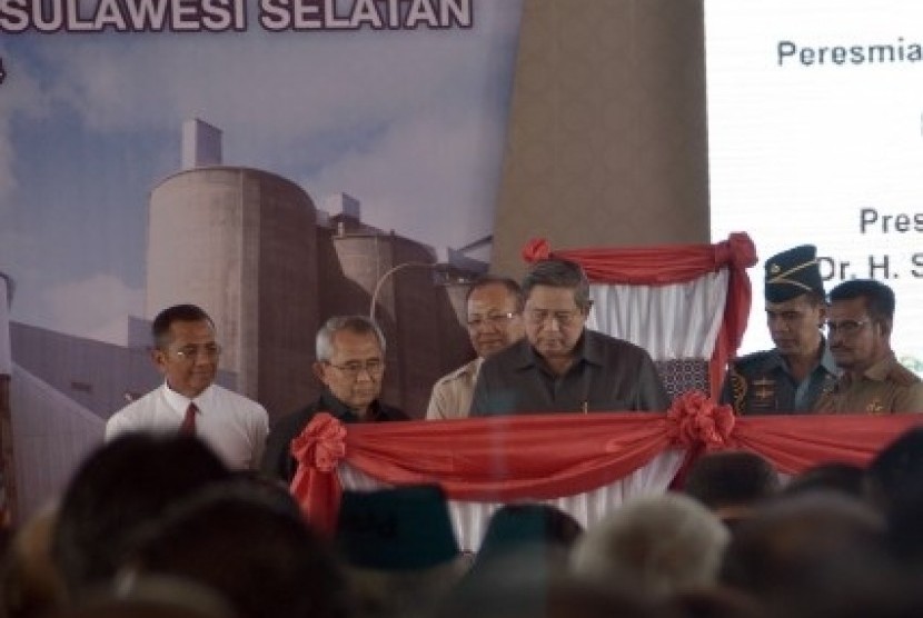 President Susilo Bambang Yudhoyono (center) officially opens PT Tonasa Unit V in Pangkep, South Sulawesi, on Feb. 19, 2014.