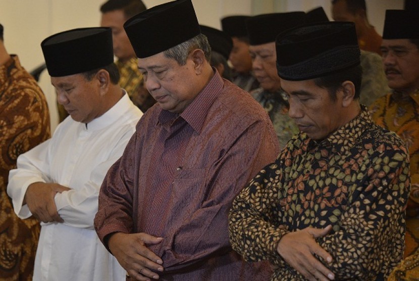 President Susilo Bambang Yudhoyono (center) performs evening prayer with Prabowo Subianto (left) and Joko Widodo at the State Palace in Jakarta on Sunday.