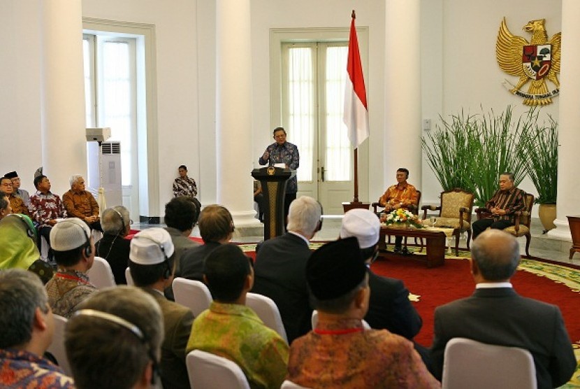 President Susilo Bambang Yudhoyono delivers his speech on Sunday, which is also the last day of World Peace Forum in Bogor Presidential Palace.    