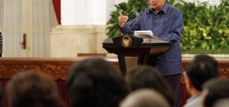 President Susilo Bambang Yudhoyono explains the draft of Revised State Budget 2012 in the Presidential Palace in jakarta, Saturday evening.