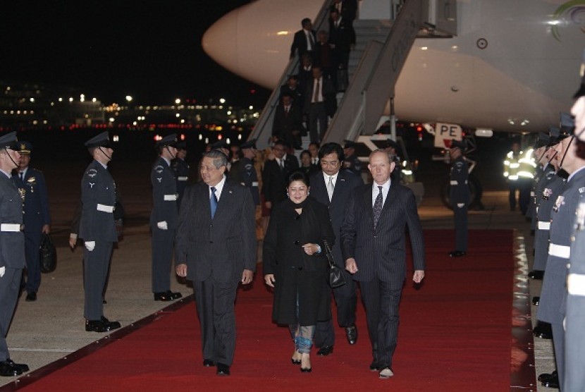 President Susilo Bambang Yudhoyono (left) and the first lady arrive at Heathrow International Airport in London, Britain, on Tuesday.  