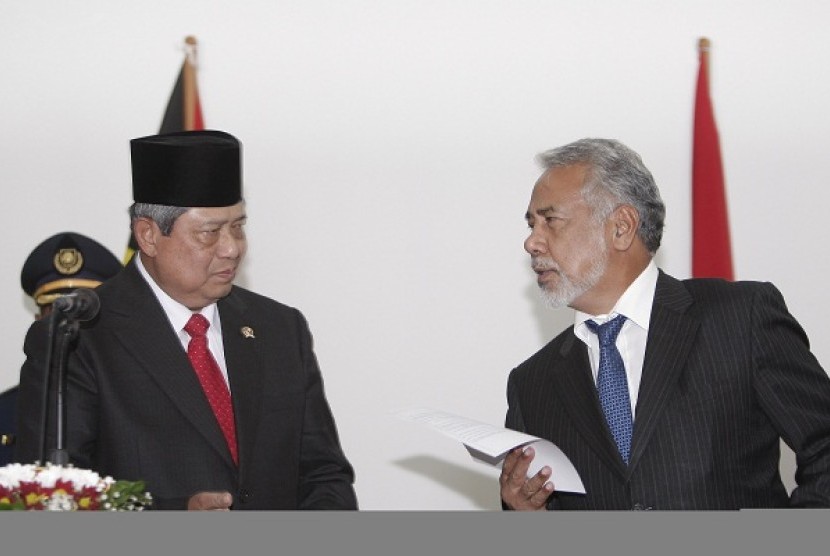 President Susilo Bambang Yudhoyono (left) meets his counterpart, Presiden Xanana Gusmao in Dili, Timor Leste, on Saturday.