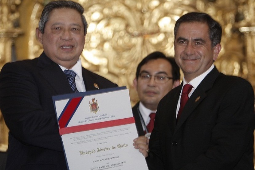 President Susilo Bambang Yudhoyono (left) receives the title of honorary resident of Quito from Mayor Augusto Barrera in a cultural center of Quito, Ecuador, on Saturday.  
