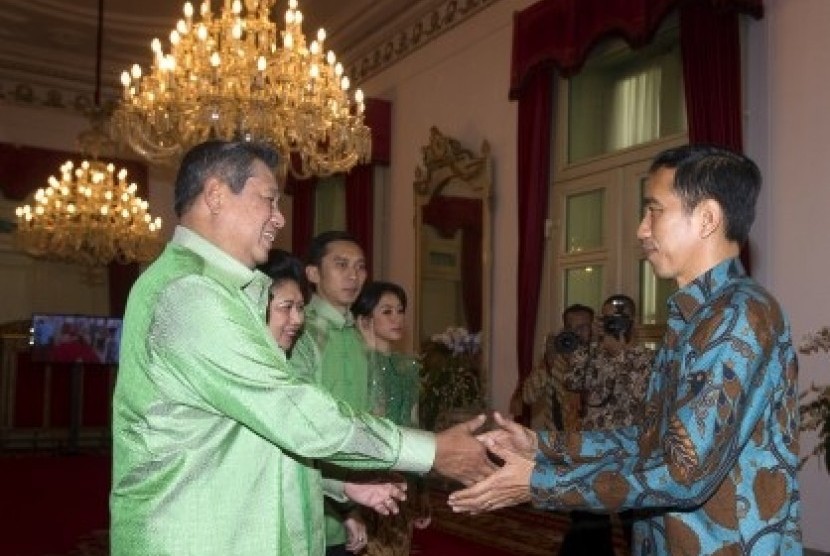 President Susilo Bambang Yudhoyono (left) shakes hand with president-elect Joko Widodo during an open house at the State Palace in Jakarta on Monday. 