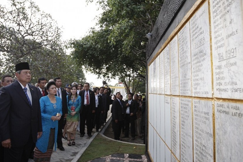 President Susilo Bambang Yudhoyono (left) visit Seroja cemetary in Dili, Timor Leste, on Saturday.   